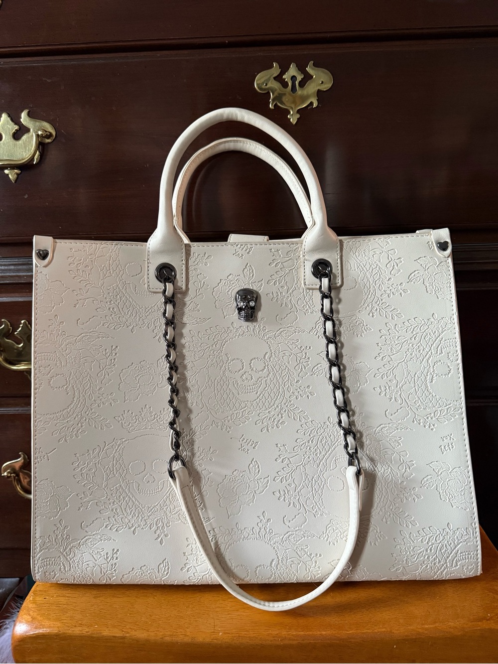 Betsey Johnson Skull Tote w/ Wristlet CHALK XOKIARA